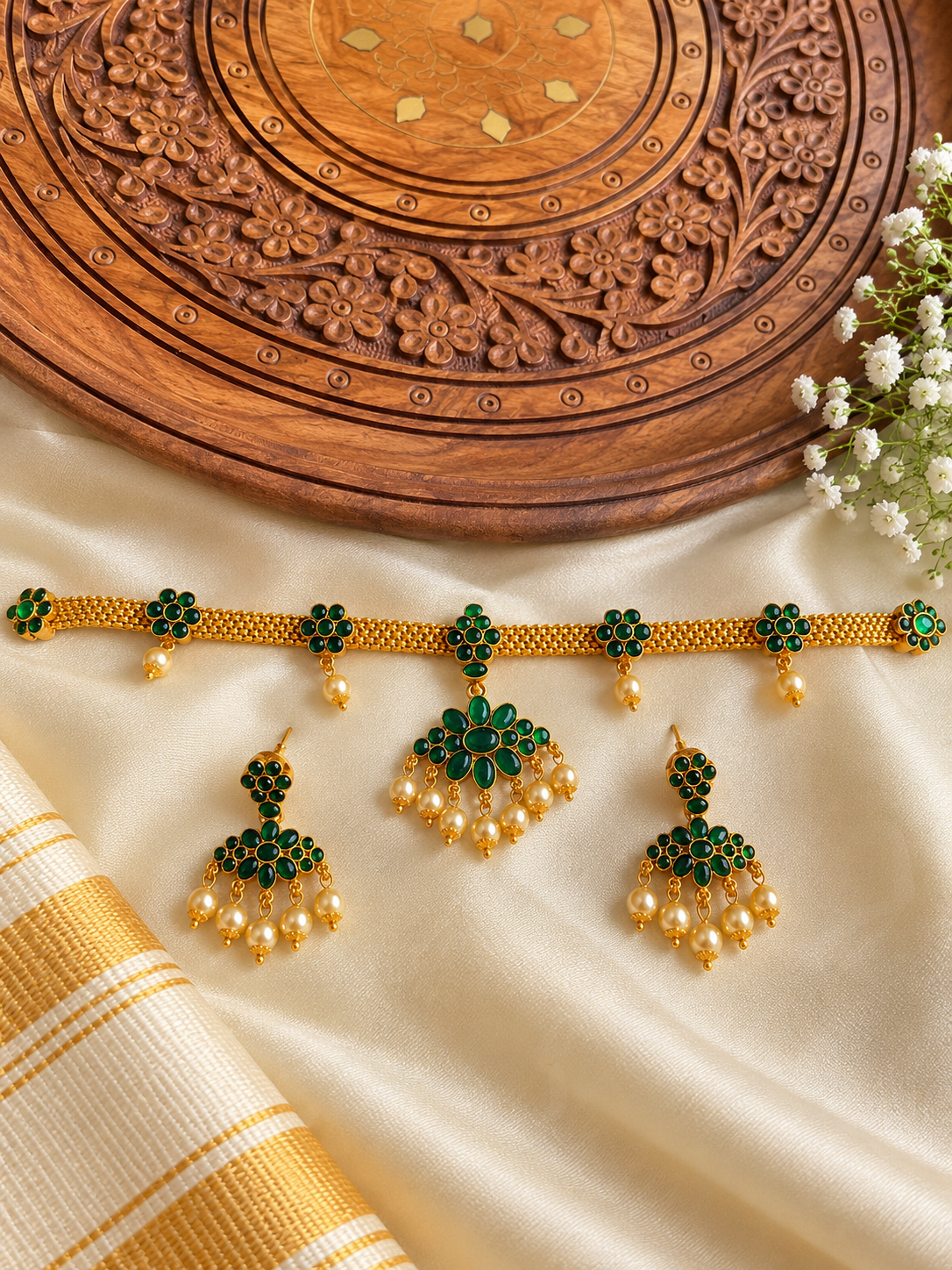 Emerald choker