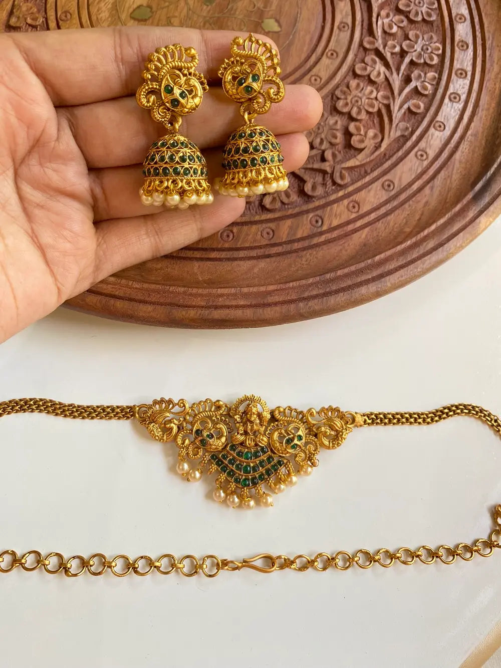 Emerald colour choker