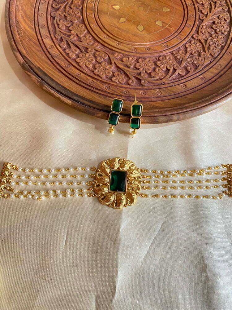 Pearl emerald choker